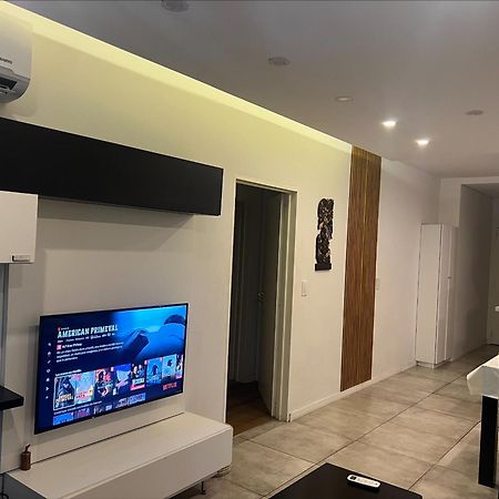 Suite In San Telmo Dormitorio En Suite Con Dos Banos Y Balcon A La Calle ブエノスアイレス エクステリア 写真