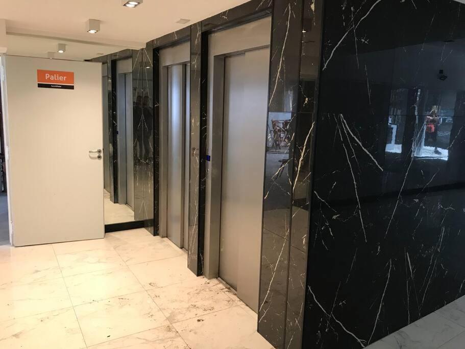 Suite In San Telmo Dormitorio En Suite Con Dos Banos Y Balcon A La Calle ブエノスアイレス エクステリア 写真