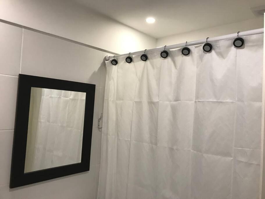 Suite In San Telmo Dormitorio En Suite Con Dos Banos Y Balcon A La Calle ブエノスアイレス エクステリア 写真