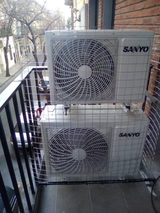 Suite In San Telmo Dormitorio En Suite Con Dos Banos Y Balcon A La Calle ブエノスアイレス エクステリア 写真