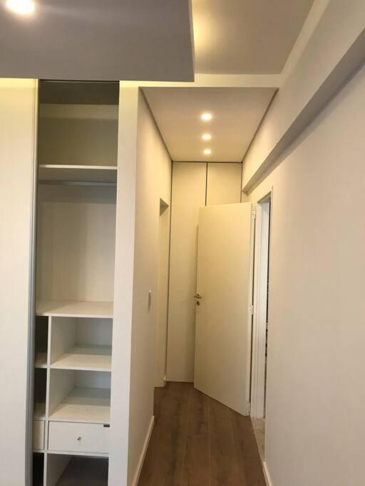 Suite In San Telmo Dormitorio En Suite Con Dos Banos Y Balcon A La Calle ブエノスアイレス エクステリア 写真