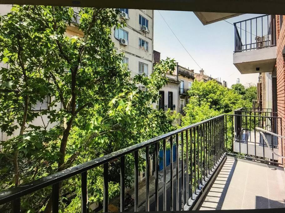 Suite In San Telmo Dormitorio En Suite Con Dos Banos Y Balcon A La Calle ブエノスアイレス エクステリア 写真