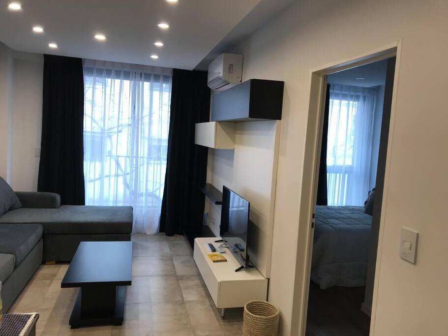 Suite In San Telmo Dormitorio En Suite Con Dos Banos Y Balcon A La Calle ブエノスアイレス エクステリア 写真