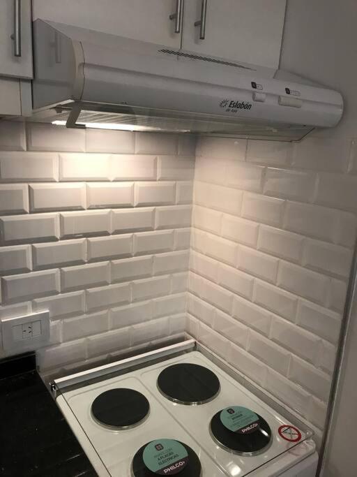 Suite In San Telmo Dormitorio En Suite Con Dos Banos Y Balcon A La Calle ブエノスアイレス エクステリア 写真