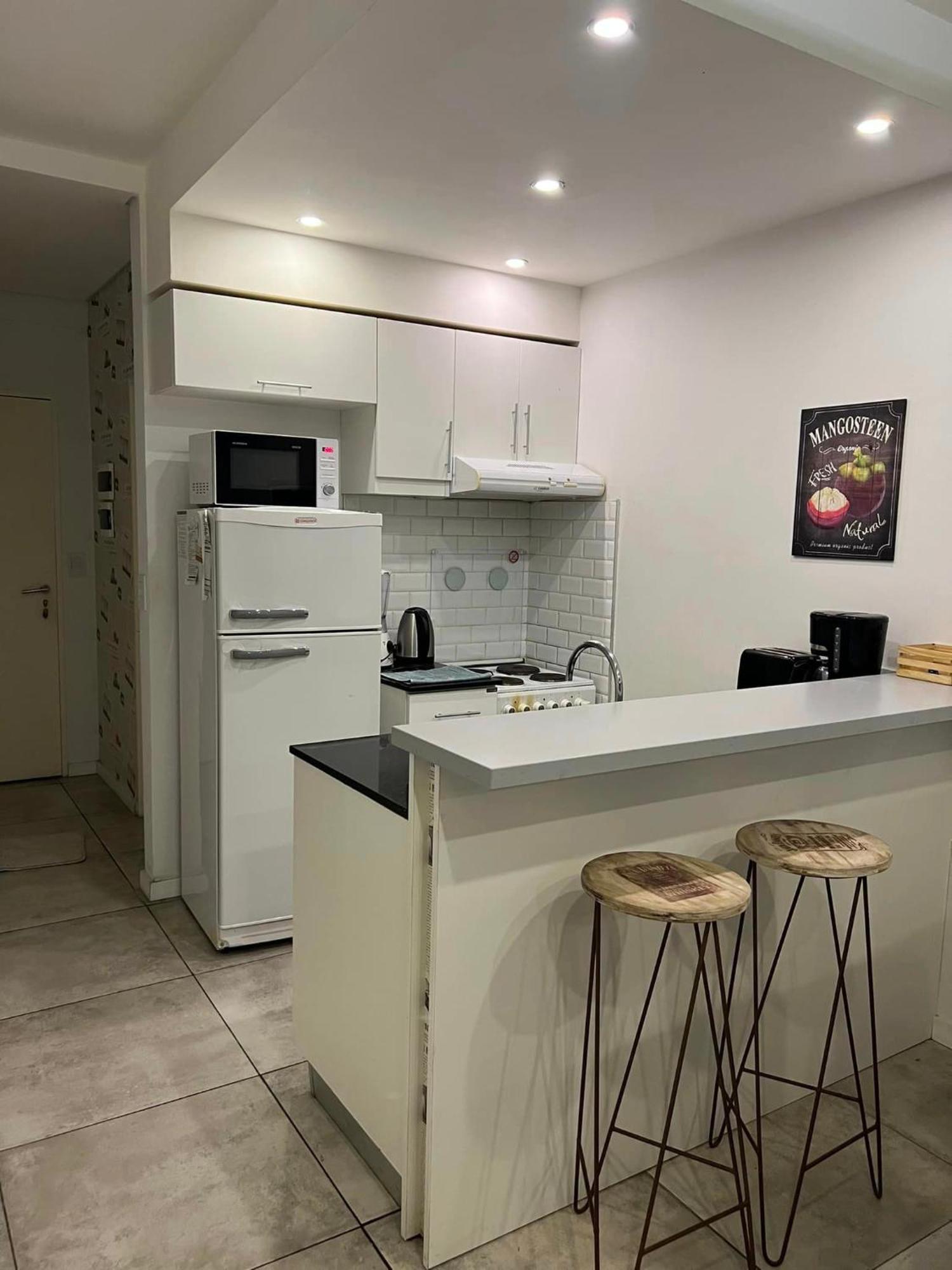 Suite In San Telmo Dormitorio En Suite Con Dos Banos Y Balcon A La Calle ブエノスアイレス エクステリア 写真