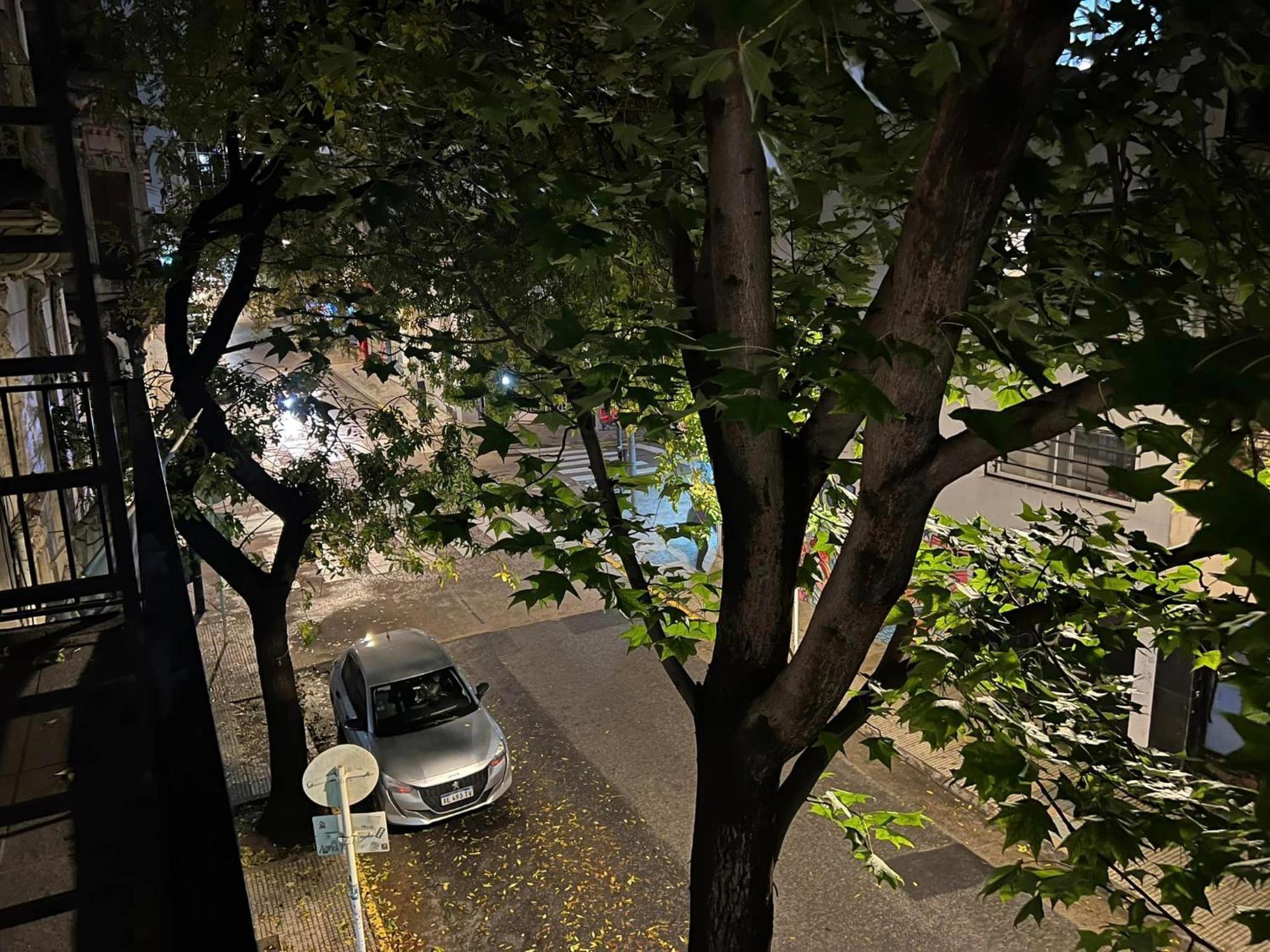 Suite In San Telmo Dormitorio En Suite Con Dos Banos Y Balcon A La Calle ブエノスアイレス エクステリア 写真